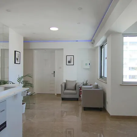Phaedrus Living: Luxury 503 Apartment